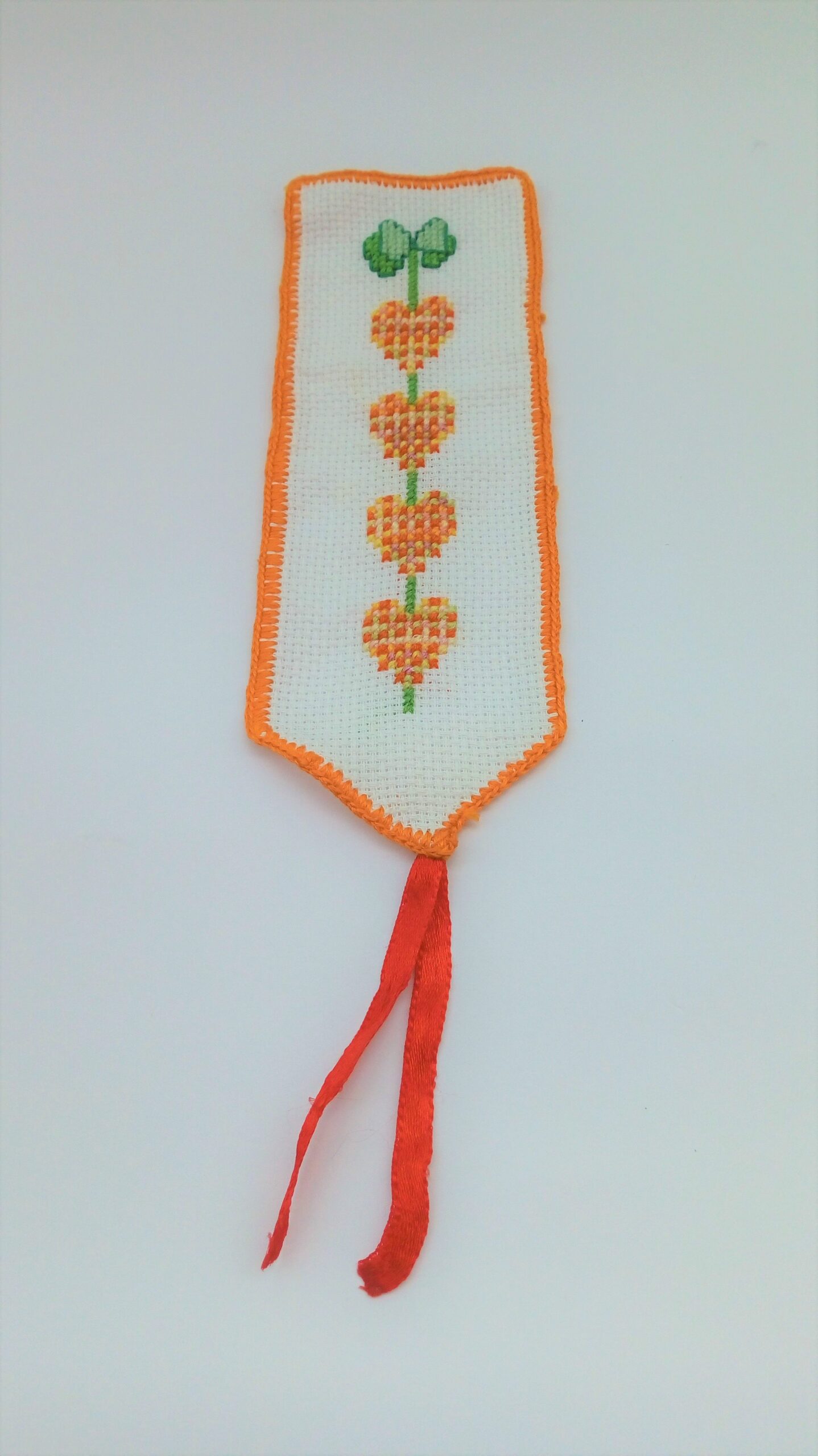 Segnalibro ricamato a punto croce con cuoricini - regalo romantico per lettori appassionati - immagine 3